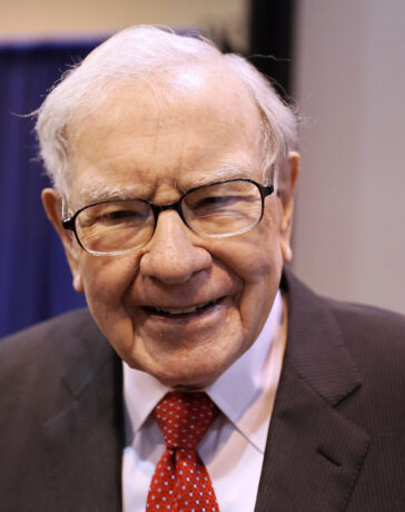Chủ tịch Berkshire Hathaway Warren Buffett tại ĐHCĐ của công ty ở Nebraska (Mỹ). Ảnh: Reuters