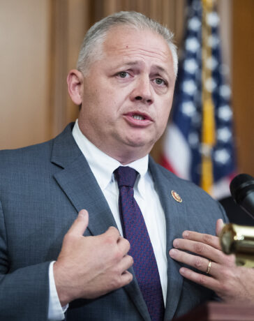 Ông Denver Riggleman trong một cuộc họp báo năm 2020. Ảnh: Reuters