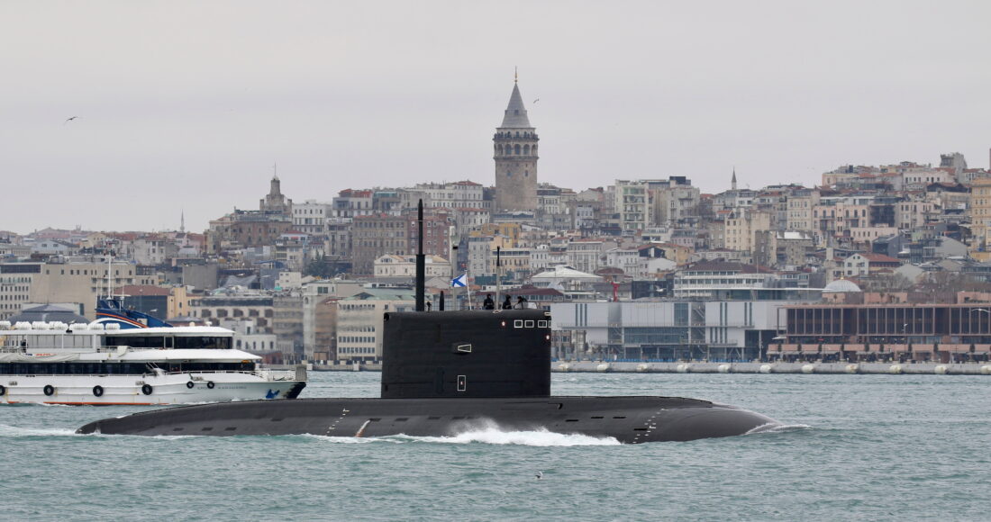 Tàu ngầm Rostov-on-Don của Nga qua eo biển Bosphorus ở Thổ Nhĩ Kỳ để vào Biển Đen tháng 2/2022. Ảnh: Reuters