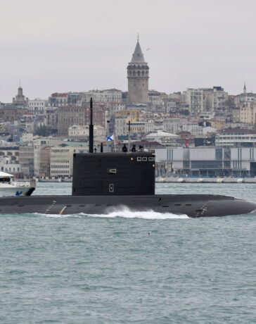 Tàu ngầm Rostov-on-Don của Nga qua eo biển Bosphorus ở Thổ Nhĩ Kỳ để vào Biển Đen tháng 2/2022. Ảnh: Reuters