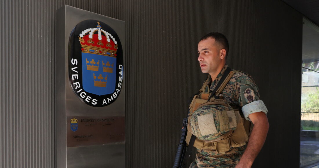 Binh sĩ Lebanon đứng gác tại tòa nhà đặt đại sứ quán Thụy Điển ở thủ đô Beirut ngày 21/7/2023. Ảnh: Reuters