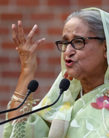 Bà Sheikh Hasina phát biểu tại Dhaka, Bangladesh, ngày 8/1. Ảnh: Reuters