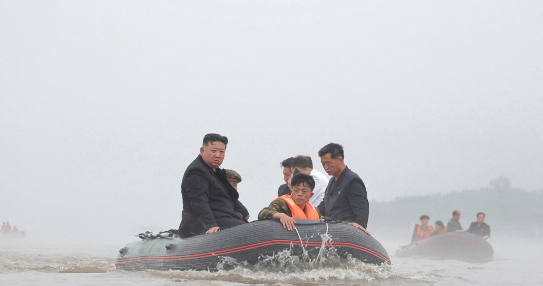 Lãnh đạo Triều Tiên Kim Jong-un thị sát vùng ngập lụt ở tỉnh Bắc Pyongan trong hình ảnh được công bố ngày 31/7. Ảnh: Reuters