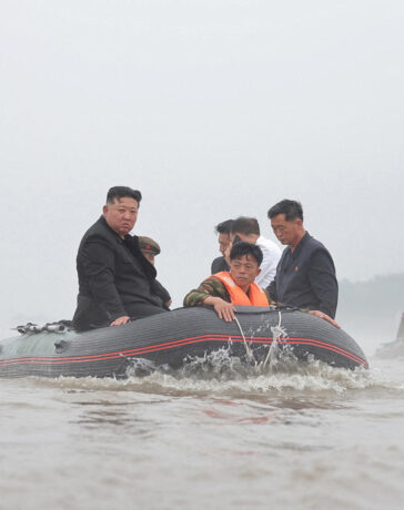 Lãnh đạo Triều Tiên Kim Jong-un thị sát vùng ngập lụt ở tỉnh Bắc Pyongan trong hình ảnh được công bố ngày 31/7. Ảnh: Reuters
