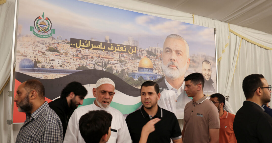 Người dân tham gia lễ tưởng niệm thủ lĩnh Hamas Ismail Haniyeh ở Doha, Qatar ngày 2/8. Ảnh: Reuters