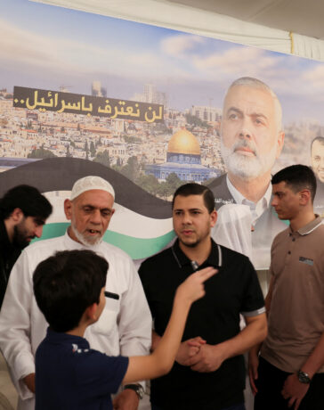 Người dân tham gia lễ tưởng niệm thủ lĩnh Hamas Ismail Haniyeh ở Doha, Qatar ngày 2/8. Ảnh: Reuters