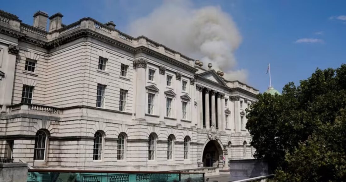 Khói bốc lên từ mái Nhà Somerset ở trung tâm thủ đô London, Anh, ngày 17/8. Ảnh: Reuters