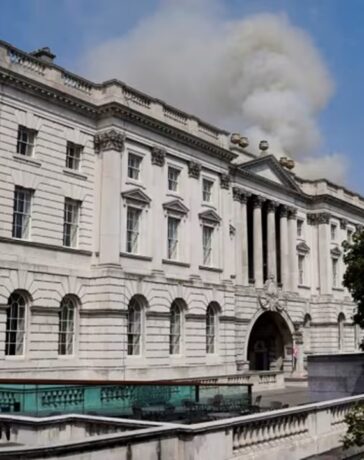 Khói bốc lên từ mái Nhà Somerset ở trung tâm thủ đô London, Anh, ngày 17/8. Ảnh: Reuters