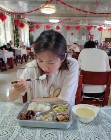 Yang ăn cơm trong viện dưỡng lão ở Cát Lâm, Trung Quốc tháng 7/2024. Ảnh: 163