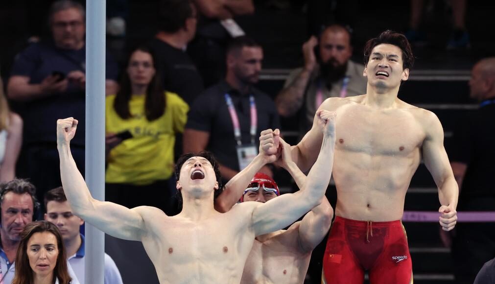 Các tuyển thủ bơi Trung Quốc ăn mừng chiến thắng ở nội dung 4x100m nam Olympic 2024. Ảnh: CCTV.
