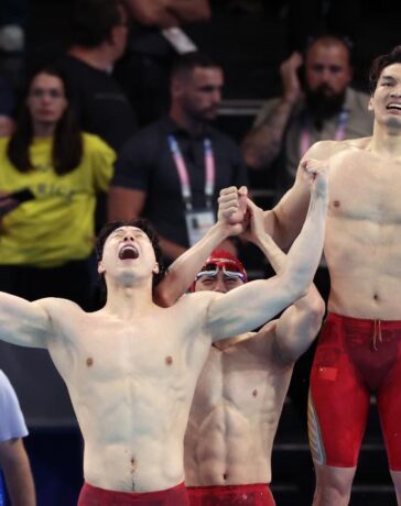 Các tuyển thủ bơi Trung Quốc ăn mừng chiến thắng ở nội dung 4x100m nam Olympic 2024. Ảnh: CCTV.