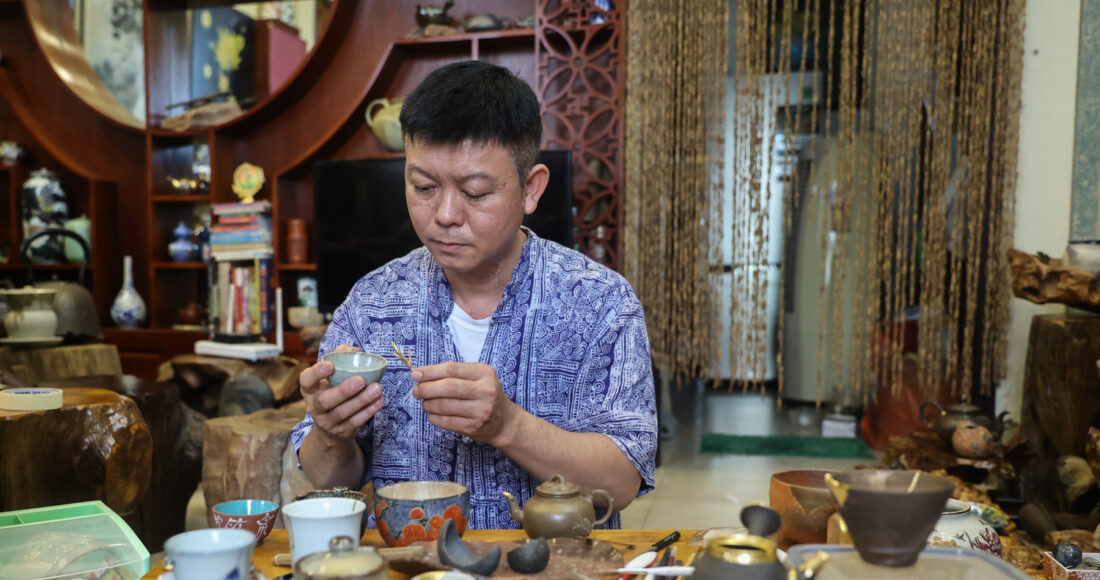Mỗi ngày anh Viễn dành từ 5 đến 6 tiếng để sửa đồ gốm. Ảnh: Quỳnh Trần