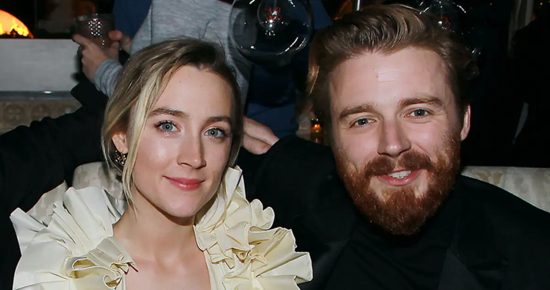 Saoirse Ronan (trái) và Jack Lowden trong bữa tiệc của đoàn phim Mary Queen of Scots năm 2018. Ảnh: Extra