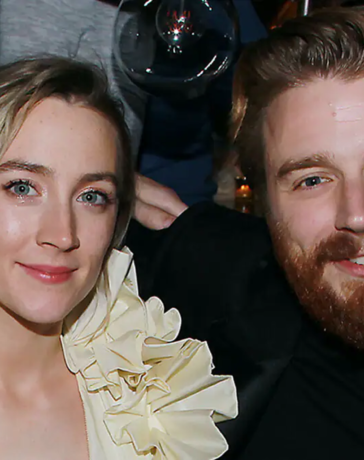 Saoirse Ronan (trái) và Jack Lowden trong bữa tiệc của đoàn phim Mary Queen of Scots năm 2018. Ảnh: Extra