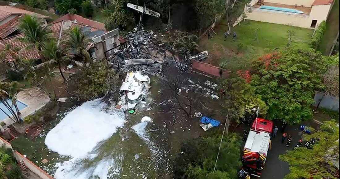 Máy bay rơi gần nhà dân. Ảnh: CNN