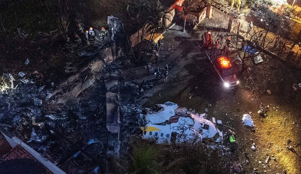 Hiện trường vụ rơi máy bay ở Brazil. Ảnh: AFP