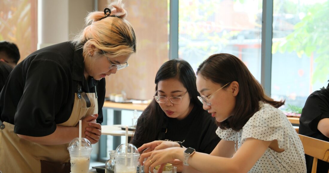 Khách đang dùng nước tại một cửa hàng The Coffee House, tháng 3/2024. Ảnh: The Coffee House