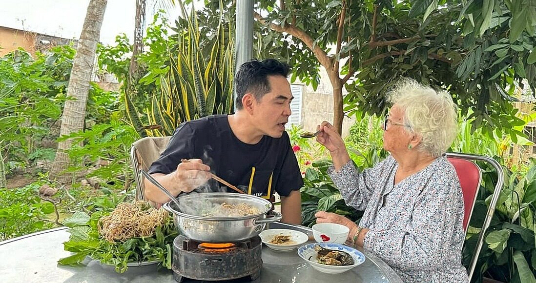 Diễn viên Trung Dũng cùng mẹ quây quầy bên nồi lẩu anh nấu. Ảnh: Nhân vật cung cấp