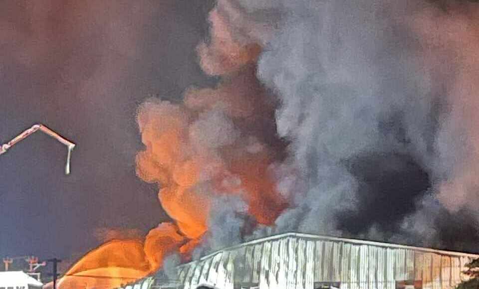 Khói lửa bốc lên từ khu nhà xưởng. Ảnh: Hưng Khánh