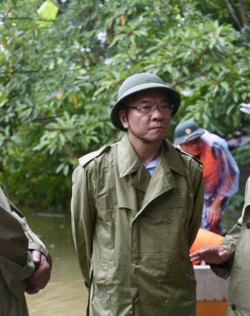 Phó thủ tướng trao đổi với lãnh đạo Hà Nội, Cục Quản lý đê điều và Phòng chống thiên tai. Ảnh: Gia Chính