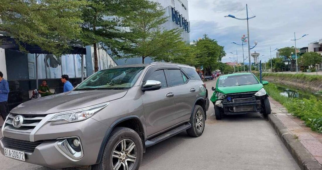 Taxi màu xanh 3 nghi can Trung Quốc lái bỏ chạy, bị chặn bắt. Ảnh: Công an Quảng Bình