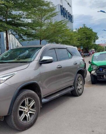 Taxi màu xanh 3 nghi can Trung Quốc lái bỏ chạy, bị chặn bắt. Ảnh: Công an Quảng Bình