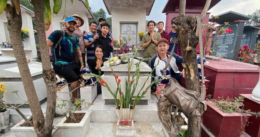 Mauritz Pretorius cùng gia đình vợ viếng mộ ở nghĩa trang TP Thủ Đức, TP HCM, tháng 6/202. Ảnh: Nhân vật cung cấp