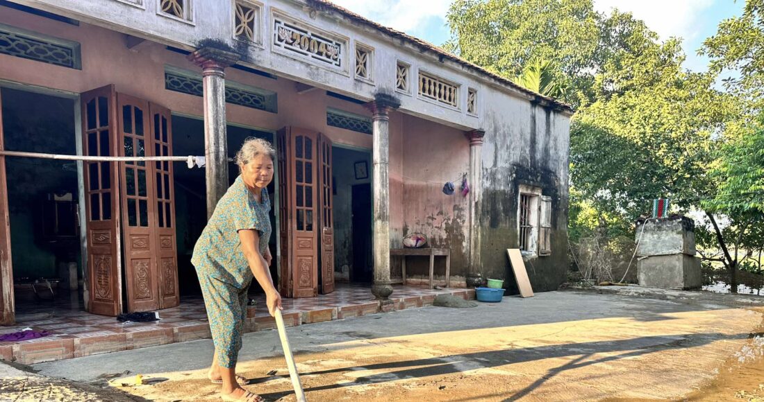 Người dân dọn dẹp trở về nhà sau lũ. Ảnh: Gia Chính