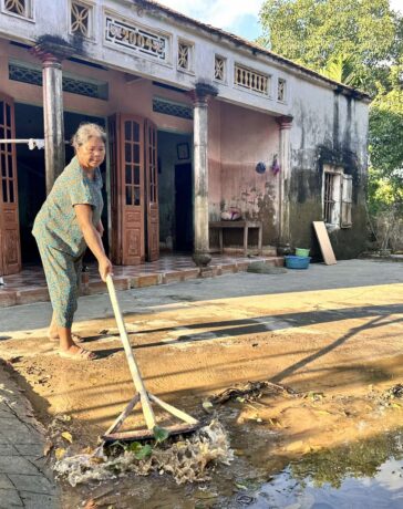Người dân dọn dẹp trở về nhà sau lũ. Ảnh: Gia Chính