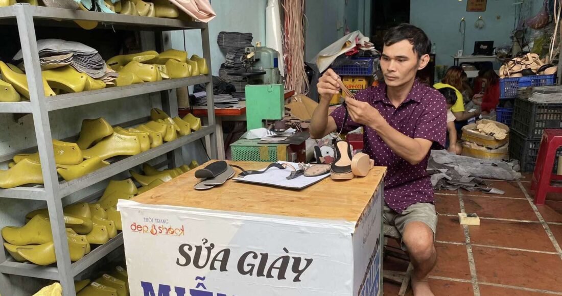 Anh Ngô Dương sửa giày miễn phí ở TP Thủ Đức, TP HCM, sáng 25/7. Ảnh: Ngọc Ngân