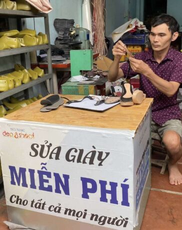 Anh Ngô Dương sửa giày miễn phí ở TP Thủ Đức, TP HCM, sáng 25/7. Ảnh: Ngọc Ngân