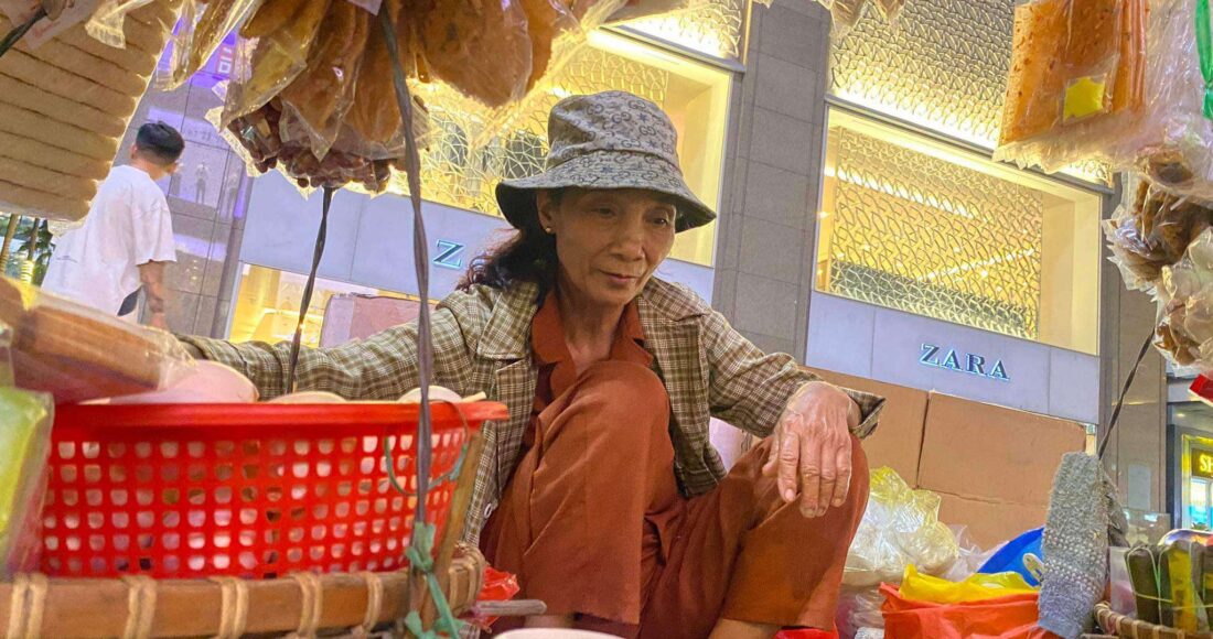 Bà Kim Cương bán bánh tráng ở đường Lê Thánh Tôn, quận 1, TP HCM, tối 29/7. Ảnh: Ngọc Ngân