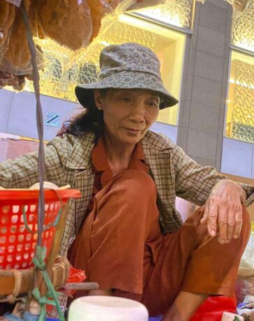 Bà Kim Cương bán bánh tráng ở đường Lê Thánh Tôn, quận 1, TP HCM, tối 29/7. Ảnh: Ngọc Ngân