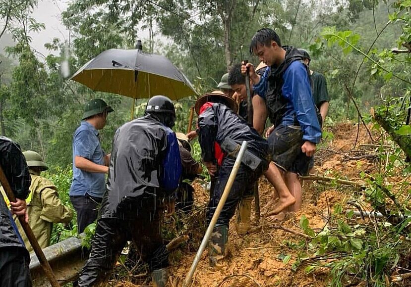 Người dân cứu sống hai người đi đường bị sạt lở ở Bắc Kạn. Ảnh: Bắc Kạn 24h