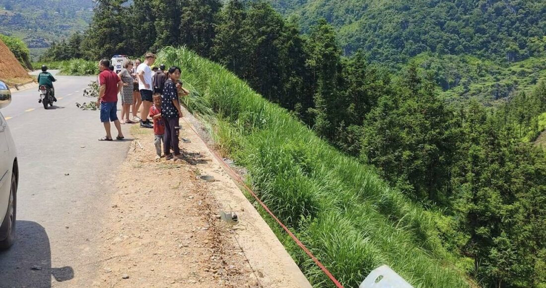 Xe lao xuống vực bốc cháy ở Hà Giang. Ảnh: Mí De