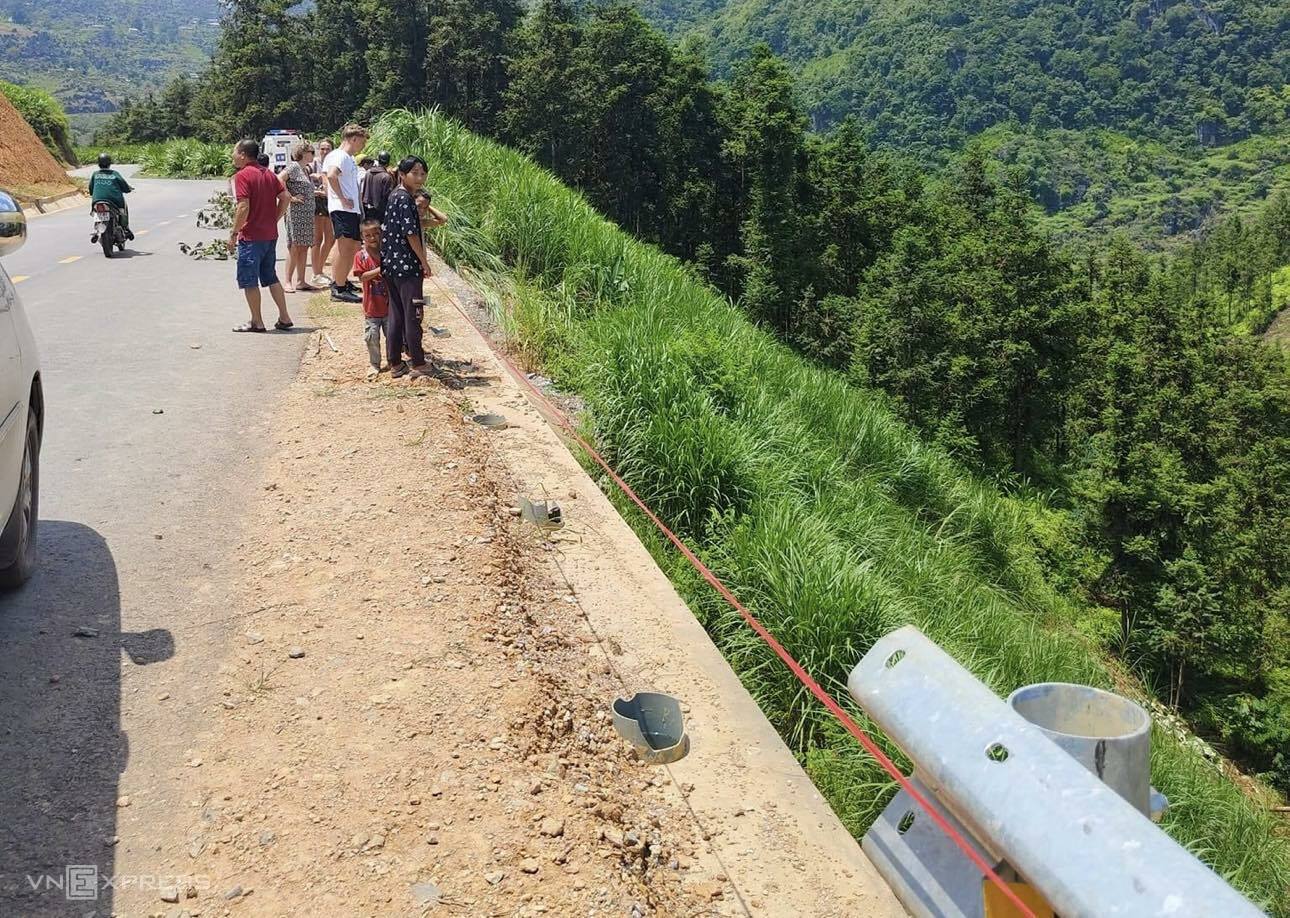 Xe lao xuống vực bốc cháy ở Hà Giang. Ảnh: Mí De