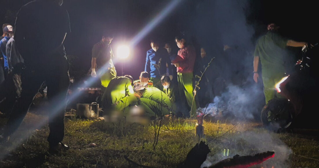 Cảnh sát khám nghiệm tử thi hôm 22/12/2020. Ảnh: Ngọc Oanh