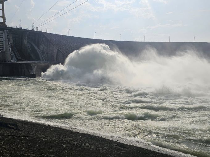 Thuỷ điện Thác Bà mở ba cửa xả ngày 5/8. Ảnh: Nguyễn Chi