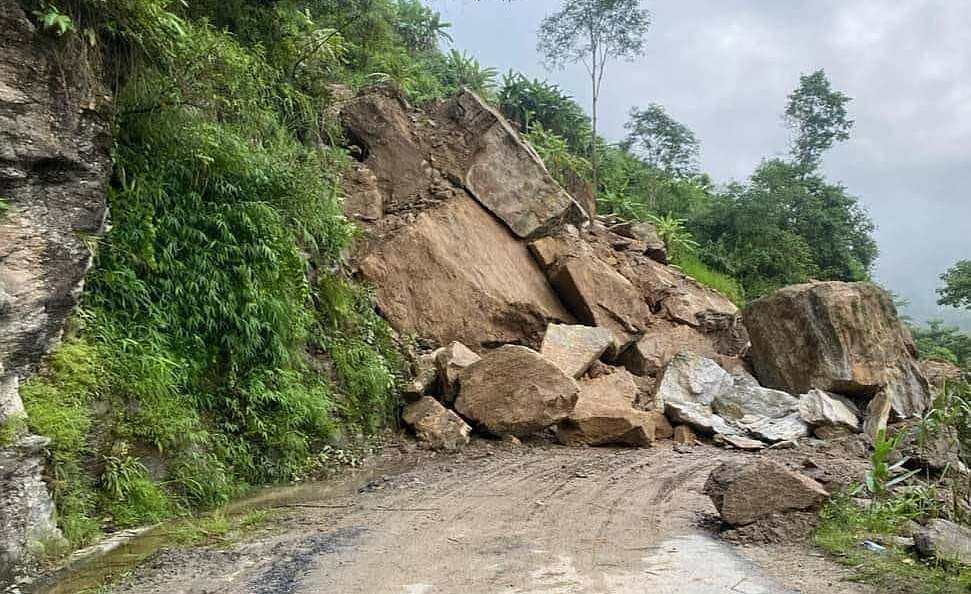 Nhiều tảng đá lớn sạt xuống đường ở Hà Giang. Ảnh: Loan Tiến