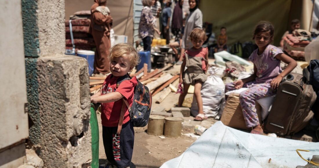 Trẻ em Palestine chờ sơ tán khỏi một ngôi trường ở phía đông thành phố Deir al-Balah, miền trung Dải Gaza, ngày 16/8. Ảnh: AP