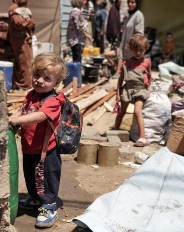 Trẻ em Palestine chờ sơ tán khỏi một ngôi trường ở phía đông thành phố Deir al-Balah, miền trung Dải Gaza, ngày 16/8. Ảnh: AP