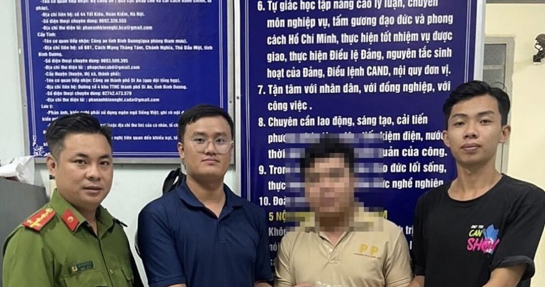 Anh Hòa và anh Tuấn trao trả lại số tiền nhặt được cho chủ nhân. Ảnh: Yên Khánh