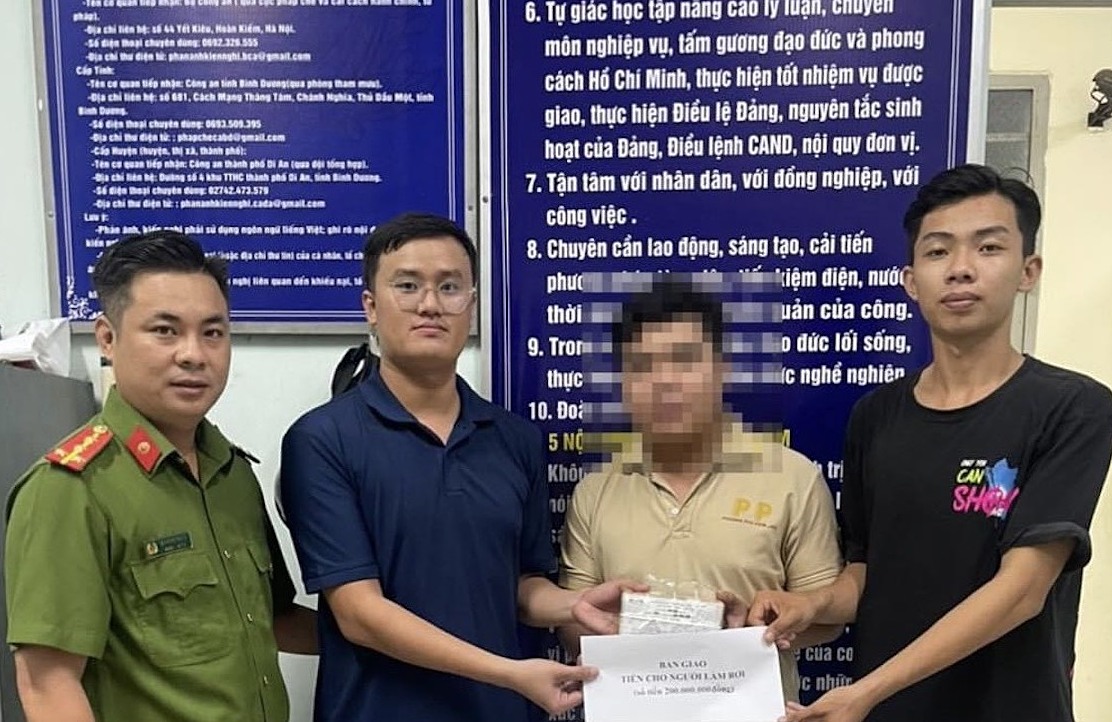 Anh Hòa và anh Tuấn trao trả lại số tiền nhặt được cho chủ nhân. Ảnh: Yên Khánh