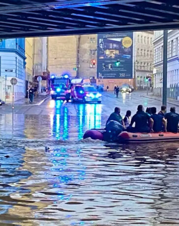 Đường sá biến thành sông ở thủ đô Vienna, Áo. Ảnh: Blue News