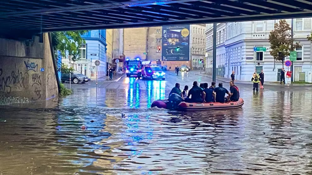 Đường sá biến thành sông ở thủ đô Vienna, Áo. Ảnh: Blue News