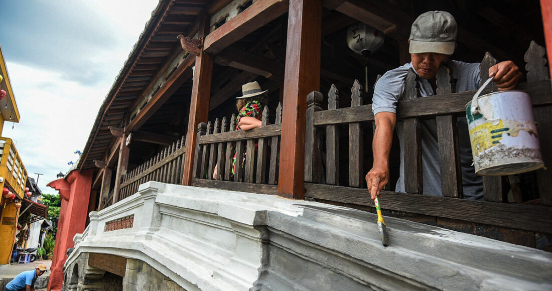 Màu sẫm được quét lên làm giảm màu trắng ở hông Chùa Cầu. Ảnh: Nguyễn Văn