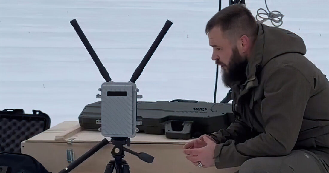 Kỹ thuật viên Ukraine ngồi cạnh hệ thống tác chiến điện tử cỡ nhỏ. Ảnh: BQP Ukraine