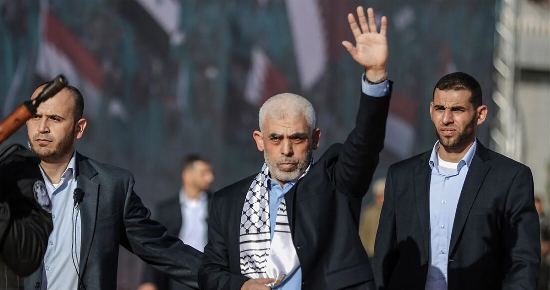 Ông Yahya Sinwar (giữa) cùng các vệ sĩ tại sự kiện kỷ niệm 35 năm thành lập Hamas ở Gaza City tháng 12/2022. Ảnh: AFP