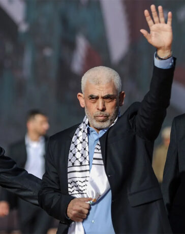 Ông Yahya Sinwar (giữa) cùng các vệ sĩ tại sự kiện kỷ niệm 35 năm thành lập Hamas ở Gaza City tháng 12/2022. Ảnh: AFP