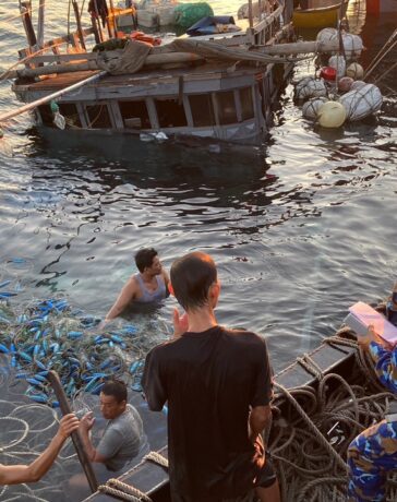 Tàu cá ngư dân bị chìm. Ảnh: Ngọc Bình